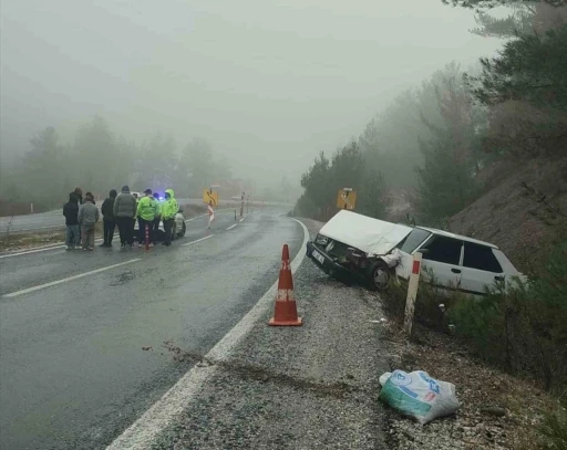 Otob&uuml;s ile Tofaş otomobil &ccedil;arpıştı
