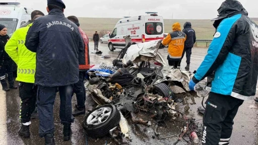 Otob&uuml;s otomobili kağıt gibi ezdi: 3 &ouml;l&uuml;, 1 yaralı
