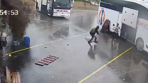 Otob&uuml;s perondan &ccedil;ıktı, saniyeler sonra toprak kayması oldu, g&ouml;revli ise son anda ka&ccedil;tı

