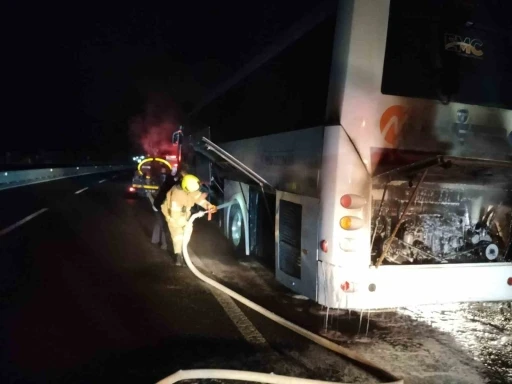 Otob&uuml;s seyir halinde alev aldı.
