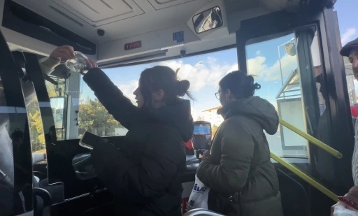 Otob&uuml;s şof&ouml;r&uuml; iftara yetişemeyen yolculara yiyecek dağıttı
