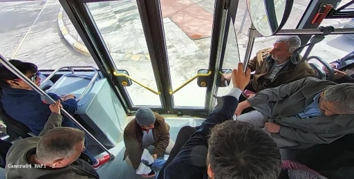 Otobüs şoföründen örnek davranış: Rahatsızlanan yolcuyu hastaneye yetiştirdi
