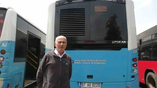 Otob&uuml;s şof&ouml;r&uuml;nden patenci &ccedil;ocuklara LED&rsquo;li uyarı: "Patenci kardeş tutma arkadan, anneni babanı ağlatma arkandan"
