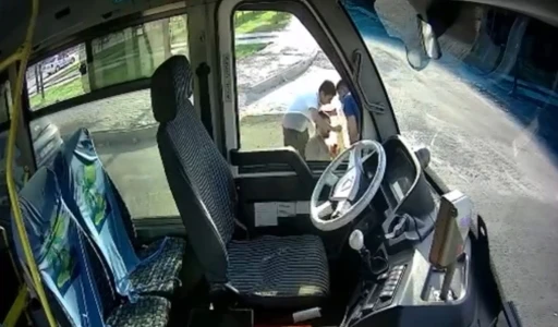 Otobüs şoförüne bıçaklı saldırı kamerada
