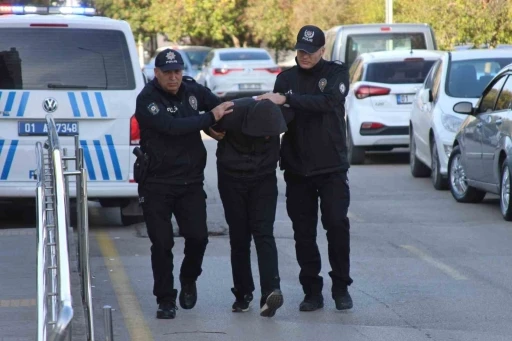 Otob&uuml;s şof&ouml;r&uuml;yle motosikletli kadın birbirine girdi: S&uuml;r&uuml;c&uuml; adliyeye sevk edildi
