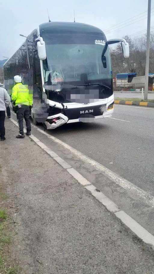 Otob&uuml;sle &ccedil;arpışan motosiklet s&uuml;r&uuml;c&uuml;s&uuml; hayatını kaybetti
