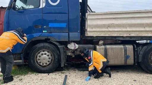 Otob&uuml;sle &ccedil;arpışan tır, barakaya daldı: Ekipler ve vatandaşlar dakikalarca olay yerinde yaralı aradı
