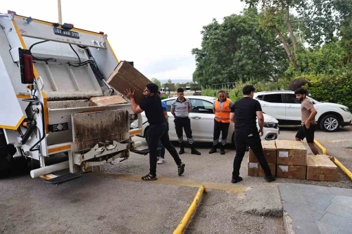 Otob&uuml;sle usuls&uuml;z taşınan yaklaşık 1 ton yoğurt Antalya otogarında imha edildi

