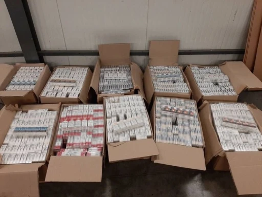 Otob&uuml;ste tavan klimasına gizlenen 45 bin 200 paket sigara g&uuml;mr&uuml;ğe takıldı
