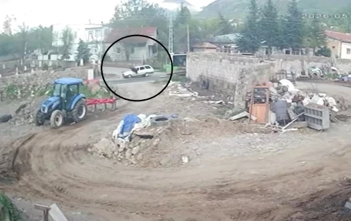 Otob&uuml;sten indi, otomobil &ccedil;arptı: O anlar kamerada
