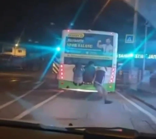 Otob&uuml;s&uuml;n arkasına tutunan &ccedil;ocuklar y&uuml;rekleri ağza getirdi
