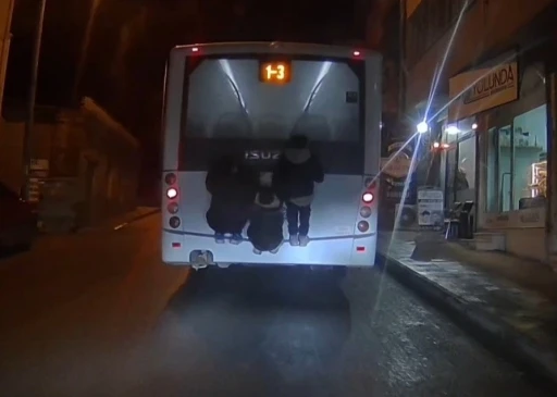 Otob&uuml;s&uuml;n arkasında &ouml;l&uuml;mle dans
