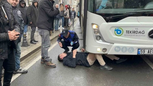 Otobüsün önüne atlayan şahıs yürekleri ağza getirdi
