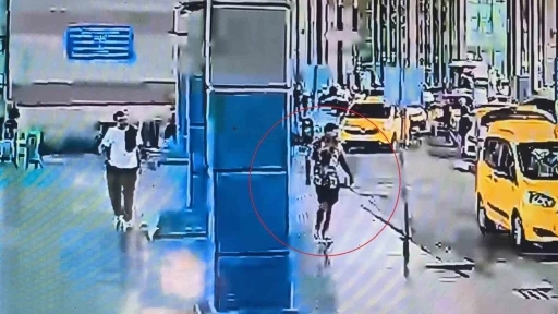Otogarın dışındaki &ccedil;uvala gizlediği bı&ccedil;ağı alıp 2 g&uuml;venlik g&ouml;revlisini yaraladı

