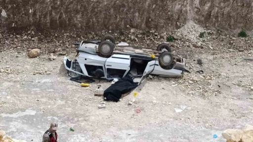 Otomobil 10 metrelik &ccedil;ukura d&uuml;şt&uuml;: 1 &ouml;l&uuml;, 1 yaralı
