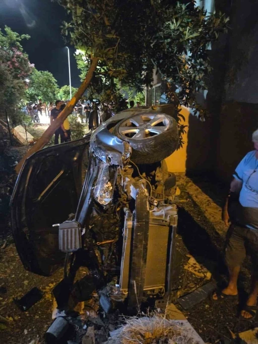 Otomobil 15 metrelik apartman boşluğuna d&uuml;şt&uuml;: 2 yaralı
