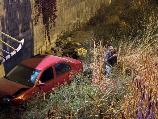 Otomobil 5 metrelik kanala uçtu, sürücünün burnu bile kanamadı