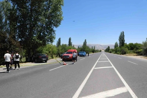 Otomobil ağaca &ccedil;arptı: 2 &ouml;l&uuml;, 4 ağır yaralı
