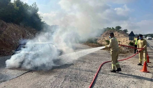 Otomobil alev alev yandı, orman ekipleri söndürdü
