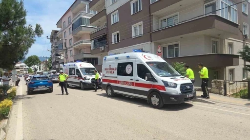 Otomobil apartman bah&ccedil;esine u&ccedil;tu, faciadan d&ouml;n&uuml;ld&uuml;
