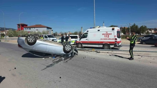 Otomobil aydınlatma direğine &ccedil;arpıp ters d&ouml;nd&uuml;, s&uuml;r&uuml;c&uuml; yaralandı
