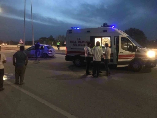 Otomobil aydınlatma direğine çarptı: 1 ölü
