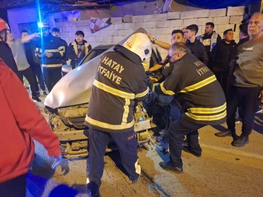 Otomobil aydınlatma direğine çarptı: 2 yaralı

