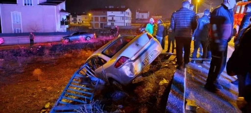 Otomobil bariyere &ccedil;arptı: 1&rsquo;i ağır, 2 kişi yaralandı
