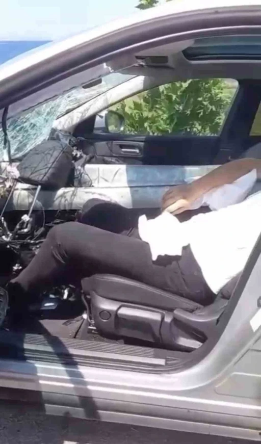 Otomobil bariyere saplandı, sürücü sağ kurtuldu
