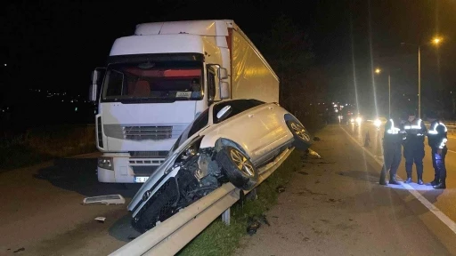 Otomobil bariyerlerde 15 metre s&uuml;r&uuml;klenerek tıra &ccedil;arptı: 4 yaralı
