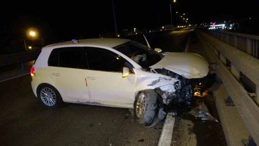 Otomobil bariyerlere &ccedil;arptı: 2 yaralı
