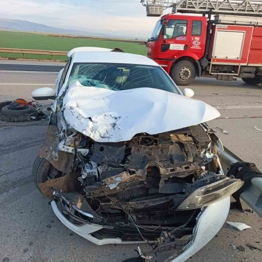 Otomobil bariyerlere çarptı: 3 yaralı
