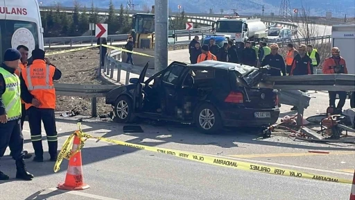 Otomobil bariyerlere ok gibi saplandı: Anne ve baba &ouml;ld&uuml;, kız &ccedil;ocukları yaralandı
