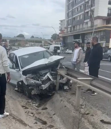 Otomobil bariyerlere saplandı, facianın eşiğinden dönüldü

