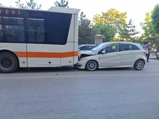 Otomobil belediye otobüsüne arkadan çarptı: 1 yaralı
