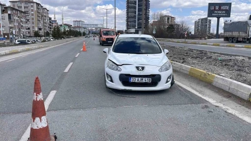 Otomobil &ccedil;arpan kız &ccedil;ocuğu ağır yaralandı

