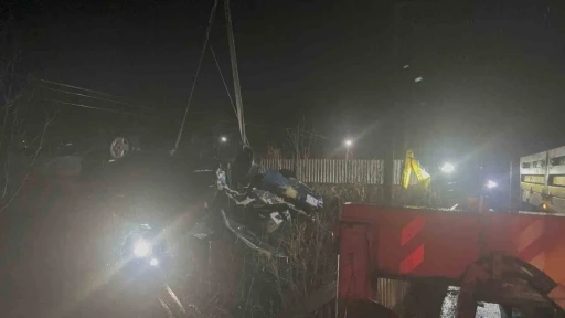 Otomobil &ccedil;aya u&ccedil;tu: Baba ve oğlu &ouml;ld&uuml;
