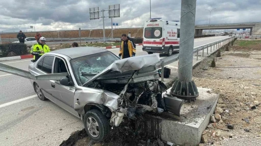 Otomobil demir bariyere ok gibi saplandı: Karı koca &ouml;l&uuml;mden d&ouml;nd&uuml;
