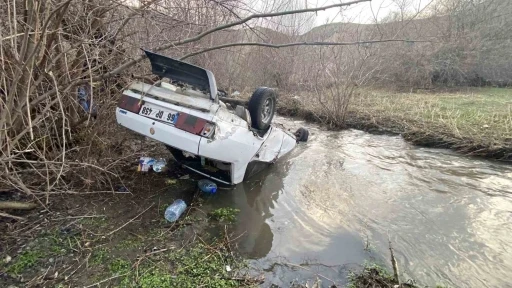 Otomobil dere yatağına u&ccedil;tu, s&uuml;r&uuml;c&uuml; yaralandı
