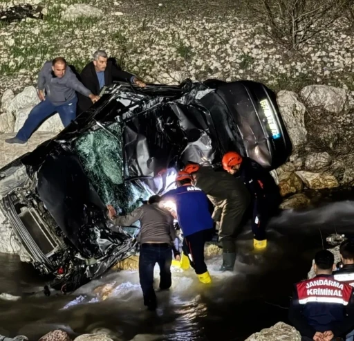 Otomobil dere yatağına yuvarlandı: 1 ölü
