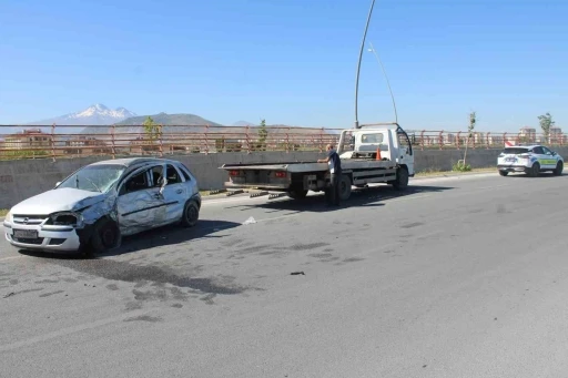 Otomobil direğe çarptı, hamile kadın ve bebeği öldü
