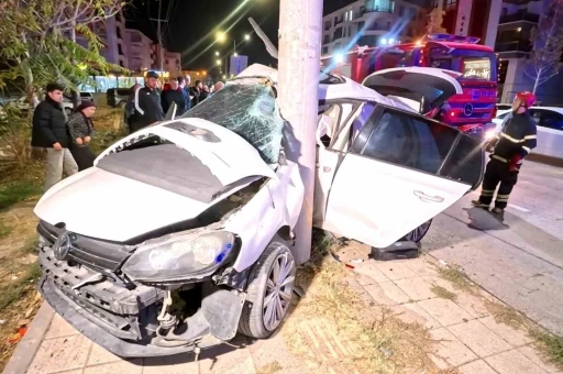 Otomobil direğe saplandı: 2 ağır yaralı
