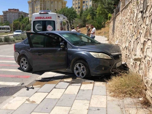 Otomobil duvara çarptı: 1 yaralı
