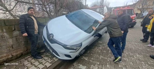 Otomobil duvara &ccedil;arptı: 2 yaralı

