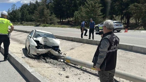 Otomobil elektrik direğine &ccedil;arptı: 1 yaralı
