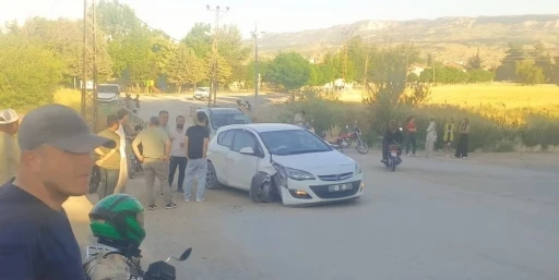 Otomobil elektrik direğine &ccedil;arptı: 5 yaralı
