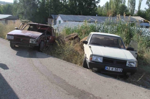 Otomobil emniyet şeridindeki otomobile çarptı: 2 yaralı
