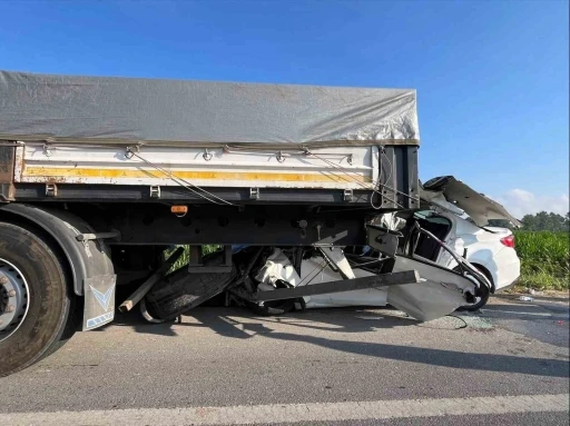 Otomobil, emniyet şeridindeki tıra ok gibi saplandı: 1 ölü, 1 yaralı

