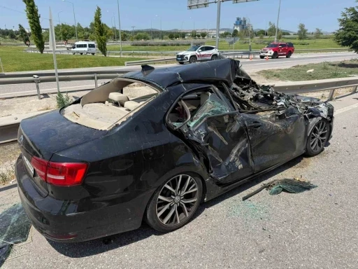 Otomobil freni kilitlenen biçerdöverin altına girdi: 2 yaralı
