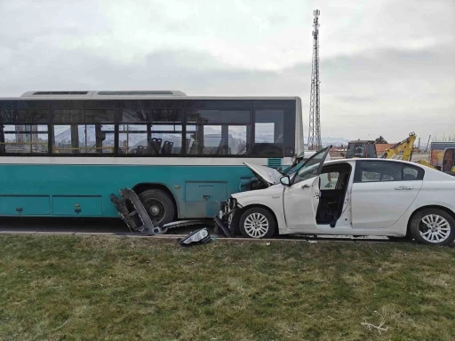 Otomobil halk otob&uuml;s&uuml;ne &ccedil;arptı, maddi hasar oluştu
